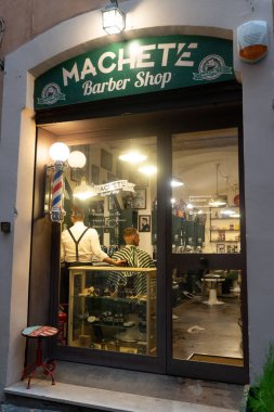 Rome, İtalya - 2 Ağustos 2018: Machete Berber Dükkanı, dışında