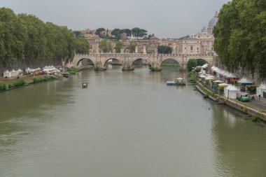 Rome, İtalya - 3 Ağustos 2018: Tiber Roma, İtalya, İtalyan Fiume Tevere, barlar ve restoranlar dolgu üzerinde dolu nehir