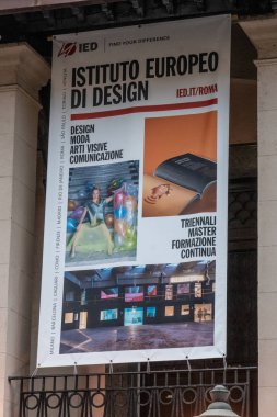 Rome, İtalya - 3 Ağustos 2018: Reklam afişi Istituto Europeo di tasarım (IED), dört disiplinleri düzenlenen özel tasarım okulu: tasarım, moda, görsel iletişim ve yönetim