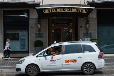 Rome, İtalya - 9 Ağustos 2018: Hotel Sina Bernini Bristol, 5 yıldızlı otel Via Veneto yakınındaki Piazza Barberini