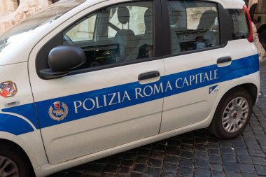 Rome, İtalya - 9 Ağustos 2018: İtalyan polise yerel ayar Roma Capitale araba. Yerel polis Kolordu, Roma (eski belediye polisine) zabıta hizmet Roma'nın başkentidir