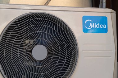 Rome, İtalya - 9 Ağustos 2018: Midea Klima. Midea grup aydınlatma, soğutma ve su aletleri, zemin bakımı geniş aralıkları üreten bir Çinli elektrikli cihaz üreticisidir