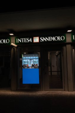 Rome, İtalya - 9 Ağustos 2018: Intesa Sanpaolo banka şubesi. Banca Intesa ve Sanpaolo ımı birleşmesinden kaynaklanan bir İtalyan bankacılık grubu Intesa Sanpaolo mu