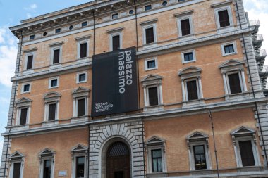 Rome, İtalya - 10 Ağustos 2018: Palazzo Massimo cephe. Cizvit yatılı okul için geç on dokuzuncu yüzyıl içinde inşa, bugün Ulusal Roma Müzesi dört koltuk ana 's
