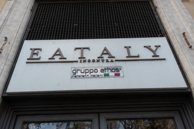 Rome, İtalya - 10 Ağustos 2018: Dış iz Eataly Incontra Gruppo Ethos Restoran