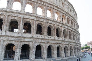Roma, İtalya - 10 Ağustos 2018: Antik Roma gelen turist Coliseum, Colosseum veya Colosseo merak ediyorum