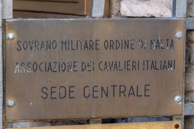 Rome, İtalya - 10 Ağustos 2018: Ordine di Malta plaka Roma'da. Saint John Kudüs Rodos ve Malta, Smom egemen askeri ise sipariş bir Roma Katolik yatıyordu dini emirdir