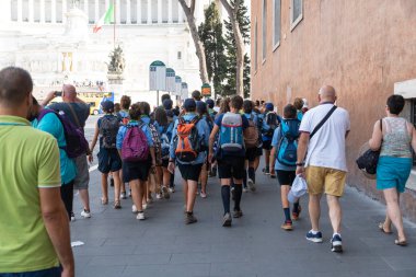 Roma, Italya-10 Ağustos 2018: Scout birlik Roma ve Piazza Venezia ziyaret, arka görüş
