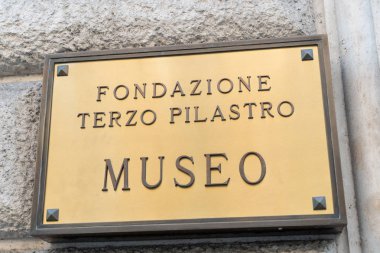 Roma, Italya-10 Ağustos 2018: Italyan Fondazione Terzo Pilastro Museo Palazzo Cipolla 'nın tabağı
