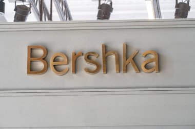 Roma, Italya-10 Ağustos 2018: Bershka mağaza dış. Bershka bir giyim perakendeci şirketidir. Bu Ispanyolca Inditex grubunun bir parçasıdır