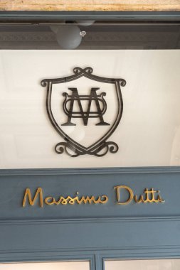 Roma, Italya-10 Ağustos 2018: Massimo Dutti butik. Massimo Dutti, Inditex grubunun bir parçası olan bir kıyafet imalat şirketidir. 1985 yılında kurulduğu zaman, ürün yelpazesi erkekler için sınırlıdır