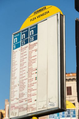 Roma, Italya-10 Ağustos 2018: Piazza Venezia 'da atac otobüs durağı işareti. Tramways şirket ve Roma Belediyesi Coach Roma ve çevresinde toplu taşıma sağlayan şirket