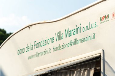  Roma, Italya-10 Ağustos 2018: Italyan işareti dono della Fondazione Villa Maraini ONLUS, Italya 'nın önde gelen ilaç rehabilitasyon merkezlerinden biri olan Fondazione Villa Maraini Onlus (FVM) bağış