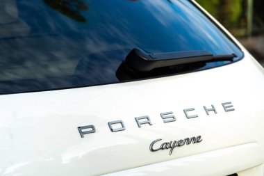 Roma, Italya-4 Eylül 2018: Porsche Cayenne araba. Porsche AG yüksek performanslı spor arabalar, SUV ve sedanlar konusunda uzmanlaşmış bir Alman otomobil üreticisidir