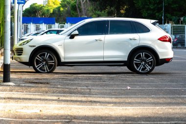 Roma, Italya-4 Eylül 2018: Porsche Cayenne araba. Porsche AG yüksek performanslı spor arabalar, SUV ve sedanlar konusunda uzmanlaşmış bir Alman otomobil üreticisidir