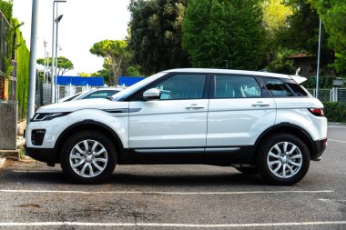 Roma, Italya-4 Eylül 2018: Range Rover araba. Range Rover, Jaguar Land Rover 'ın altında Land Rover Marque 'de Ingiliz yapımı, tam ölçekli lüks spor aracı (SUV)