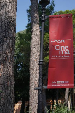 Roma, Italya-9 Ağustos 2018: Casa del Cinema Dikey Banner, Villa Borghese Bahçeleri içinde bulunan klasik ve dünya filmleri gösteren Arthouse sinema, Roma 'nın en popüler Halk Parkı