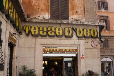 Roma, Italya-9 Ağustos 2018: La Casa del Caff Tazza d 'Oro, Baristaların krem tabakaları ile ünlü buzlu granita servis edildiği tarihi yerel kahve dükkanı
