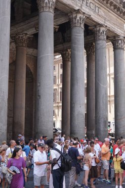 Roma, Italya-9 Ağustos 2018: Pantheon, eski bir Roma Tapınağı, şimdi bir kilise ziyaret turistler Crowd. Açık havada