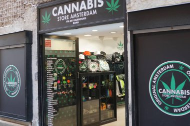 Roma, Italya-10 Ağustos 2018: esrar mağaza Amsterdam, zincir dükkanı satış esrar ürünleri, Via Dei Giubbonari, şehir merkezinin kalbinde yoğun bir küçük sokak bulunan