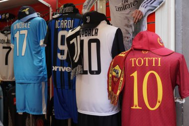 Roma, İtalya-10 Ağustos 2018: roman, SS Lazio, Inter ve Juventus gibi profesyonel İtalyan futbol kulüplerinin gayri resmi Mağazacılık t-shirt