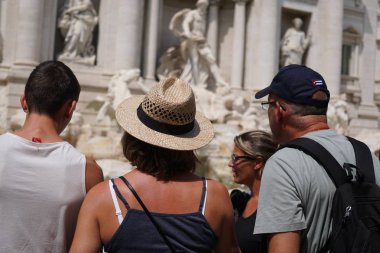 Rome, İtalya - 10 Ağustos 2018: Trevi Çeşmesi (İtalyan Fontana di Trevi) gelen turist, kalabalık, Çeşme Trevi bölgesinde Roma, İtalya, İtalyan tarafından tasarlanan mimar Nicola Salvi