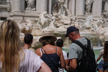Rome, İtalya - 10 Ağustos 2018: Trevi Çeşmesi (İtalyan Fontana di Trevi) gelen turist, kalabalık, Çeşme Trevi bölgesinde Roma, İtalya, İtalyan tarafından tasarlanan mimar Nicola Salvi