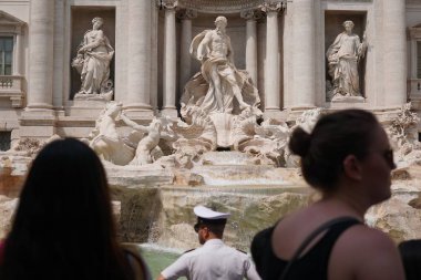 Rome, İtalya - 10 Ağustos 2018: Trevi Çeşmesi (İtalyan Fontana di Trevi) gelen turist, kalabalık, Çeşme Trevi bölgesinde Roma, İtalya, İtalyan tarafından tasarlanan mimar Nicola Salvi