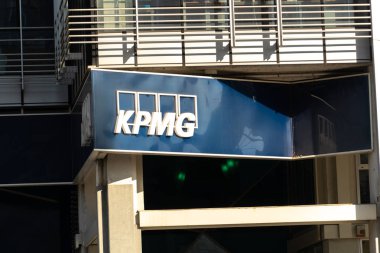 Rome, İtalya - 29 Temmuz 2018: Tabela Hollandalı şirketin Kpmg, profesyonel hizmet şirketi ve bir Deloitte, Ernst ve genç (Ey) ve Pricewaterhousecoopers (Pwc ile birlikte dört büyük denetleme)