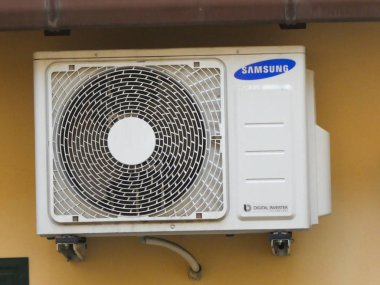 Rome, İtalya - 2 Ağustos 2018: Samsung Klima. Samsung grubu giyim, kimyasallar, tüketici elektroniği, elektronik bileşenler üretimi bir Güney Koreli çok uluslu ismidir