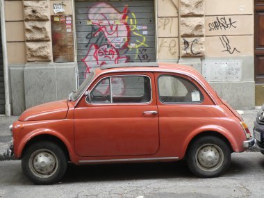 Rome, İtalya - 2 Ağustos 2018: Klasik Fiat 500 Araba, yan görünüm. Fiat 500 bir arka-motoru iki kapılı, dört yolcu şehir otomobili imal ve Fiat otomobil tarafından 1975 1957 pazarlanan olduğunu