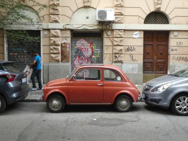 Rome, İtalya - 2 Ağustos 2018: Klasik Fiat 500 Araba, yan görünüm. Fiat 500 bir arka-motoru iki kapılı, dört yolcu şehir otomobili imal ve Fiat otomobil tarafından 1975 1957 pazarlanan olduğunu