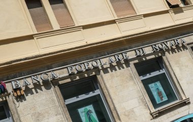 Rome, İtalya - 3 Ağustos 2018: Banca Popolare di Novara Şubesi dışında işareti. Novara, Pidemont, ana şirket Banco Popolare 2011 yılında içine absorbe merkezli bir İtalyan Kooperatif Bankası yapıldı