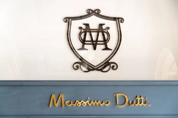 Řím Itálie Srpna 2018 Butik Massimo Dutti Massimo Dutti Podnik — Stock fotografie