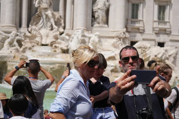 Roma Italia Agosto 2018 Pareja Con Niño Tomando Una Selfie — Foto de Stock