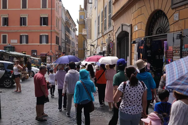 Rome Olaszország 2018 Augusztus Gyalogos Városnézést Felismerhetetlen Emberek Eső Történelmi — Stock Fotó