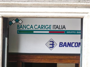 Rome, İtalya - 3 Ağustos 2018: Tabela, Banca Carige tarihsel Cassa di Risparmio di Genova e Imperia (Ca.Ri.Ge.), İtalyan bank Cenova merkezli olarak bilinen Italia,