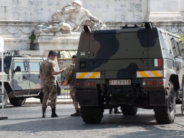 Roma, Italya-10 Ağustos 2018: kamuflajlı tanınmaz asker