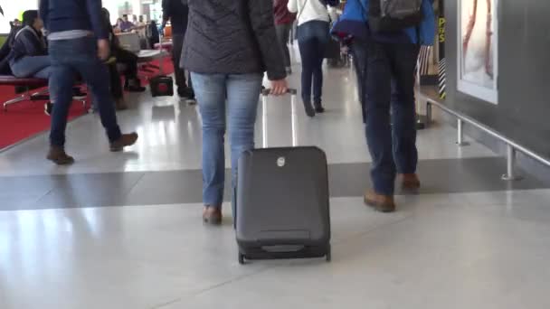 フランス 月19日 2019 人の足のクロップド画像とトロリーのスーツケース 空港で — ストック動画