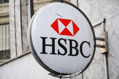 Paris, Fransa - 18 Mart 2019: Bir şube Hsbc işareti. Çok uluslu İngiliz tabanlı bankacılık ve Finans Hizmetleri Merkezi Londra'da bulunan şirketi, dünyanın dördüncü büyük banka