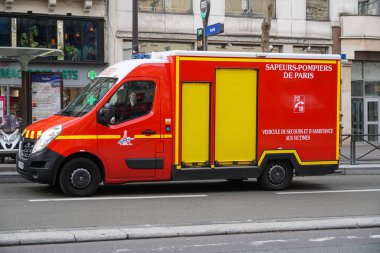 Paris, Fransa-Mart 18, 2019: Sapeurs-pompiers de Paris firetruck. Paris Itfaiye, birincil yangın ve kurtarma hizmeti olarak hizmet veren bir Fransız ordusu birimidir