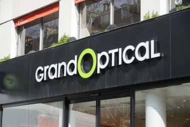 Paris, Fransa-Mart 18, 2019: Grand optik mağaza işareti. Aslen Paris 'ten ve şimdi Şanghay 'da 4 lokasyonda, Grand Optical geniş bir yelpazede gözlük ürünleri sunar
