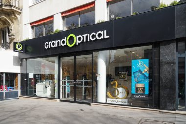 Paris, Fransa-Mart 18, 2019: Grand optik mağaza işareti. Aslen Paris 'ten ve şimdi Şanghay 'da 4 lokasyonda, Grand Optical geniş bir yelpazede gözlük ürünleri sunar