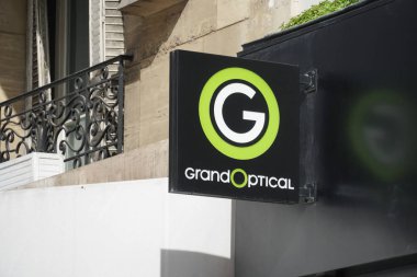 Paris, Fransa-Mart 18, 2019: Grand optik mağaza işareti. Aslen Paris 'ten ve şimdi Şanghay 'da 4 lokasyonda, Grand Optical geniş bir yelpazede gözlük ürünleri sunar