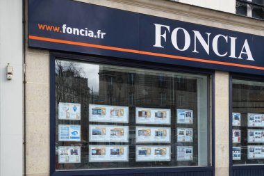 Paris, Fransa-Mart 18, 2019: Foncia gayrimenkul ajansı işareti. Foncia gayrimenkul Avrupa liderlerinden biridir. Şirket Banque Populaire et Caisse d 'Epargne (BPCE) grubuna aittir