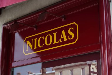 Paris, Fransa-Mart 18, 2019: Nicolas mağaza dış, Paris şehir merkezinde ünlü şarap perakendeci