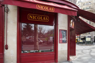 Paris, Fransa-Mart 18, 2019: Nicolas mağaza dış, Paris şehir merkezinde ünlü şarap perakendeci