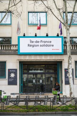 Paris, Fransa-Mart 18, 2019: Le-de-France rgion Solidaire (Fransız dayanışma bölgesi) bir binanın dışında tabela