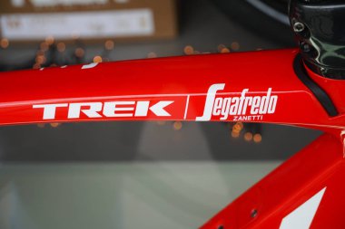 Paris, Fransa-Mart 18, 2019: Treksegafredo fabrika yarış bisikleti, detay. Treksegafredo (uci takım kodu: TFS) ABD 'de lisanslı uci Worldteam düzeyinde profesyonel bir yol bisiklet yarış ekibi