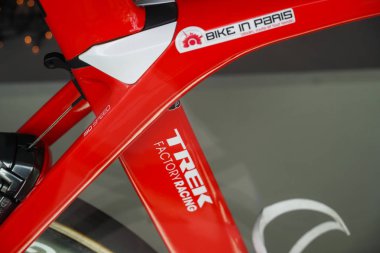 Paris, Fransa-Mart 18, 2019: Treksegafredo fabrika yarış bisikleti, detay. Treksegafredo (uci takım kodu: TFS) ABD 'de lisanslı uci Worldteam düzeyinde profesyonel bir yol bisiklet yarış ekibi